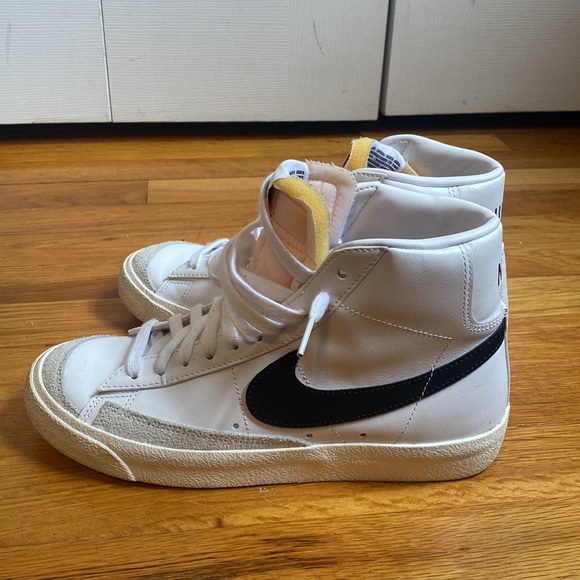 Women’s size 8 Nike blazer - Picture 4 of 6